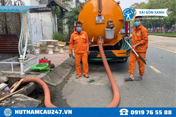 Đội ngũ hút hầm cầu quận Tân Phú của Sài Gòn Xanh làm việc rất cẩn thận