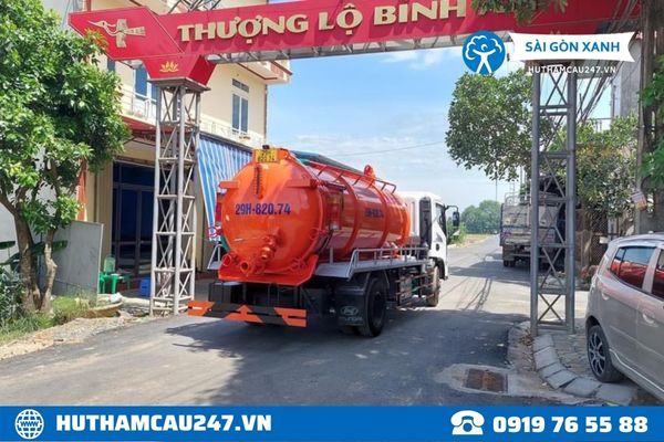 Hình ảnh xe bồn dung tích lớn tham gia hút bể phốt của công ty Hút hầm cầu Sài Gòn Xanh