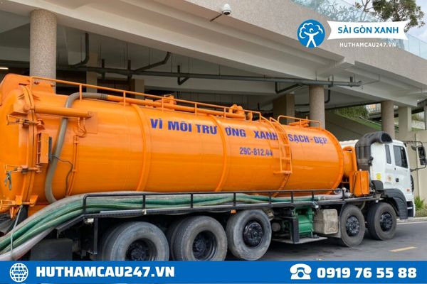 Xe vệ sinh môi trường của Sài Gòn Xanh đang trên đường đi xử lý chất thải