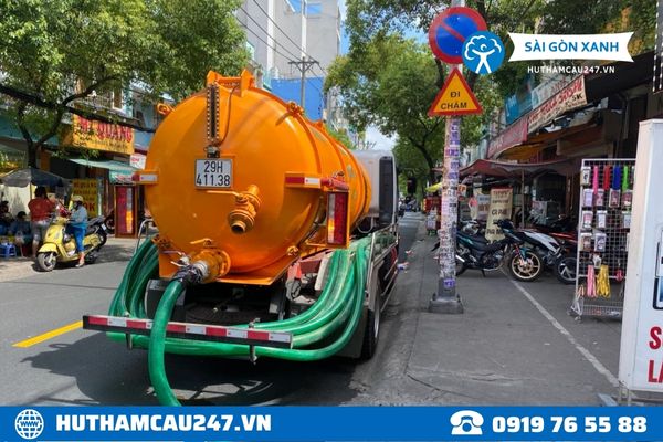 Xe thông cống nghẹt của Sài Gòn Xanh đang đến khu xử lý tình trạng tắc nghẽn